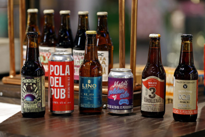 Fotografía de varias cervezas artesanales, el 17 de octubre de 2021, en un supermercado en Bogotá (Colombia).