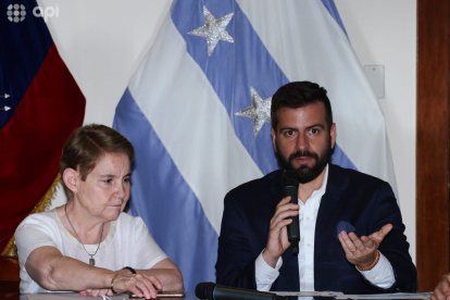 El gobernador Pablo Arosemena, junto a la ministra de Gobierno, Alexandra Vela.
