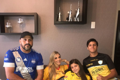 Carlos Hidalgo es el único azul en su casa, que está llena de amarillos.