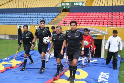 Diego Lara (segundo de izquierda a derecha) recibió un paquete en su casa con dos proyectiles.