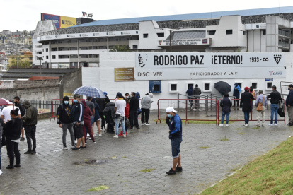 Los hinchas de Liga de Quito fueron ayer en la tarde a las boleterías del estadio para recibir la asesoría para comprar los boletos para el partido ante Independiente.