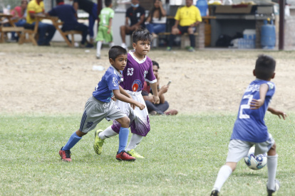 El pequeño, de 7 años, juega de delantero o tapa, con unos pupos réplicas ‘Unbro’, que son su cábala.