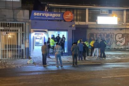 Asalto. Cuatro sujetos a bordo de motocicletas huyeron y dejaron un combo y pólvora compactada en el local.