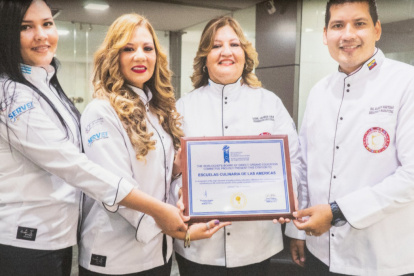 La familia busca brindar oportunidades de negocios para sus alumnos.