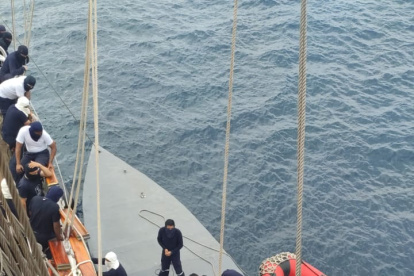 El Buque Escuela Guayas y las debidas autoridades capturan a cuatro personas que navegaban en embarcación usada por organizaciones narco delectivas.