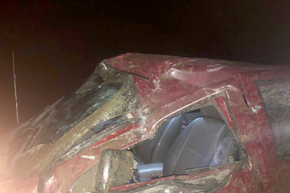 Estado en que quedó el vehículo tras la caída de una piedra grande en la vía Cuenca-Molleturo-El Empalme.