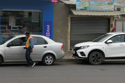 Escena. Ahora es común ver en los puntos turísticos y comerciales del cantón a los cuidacarros informales.