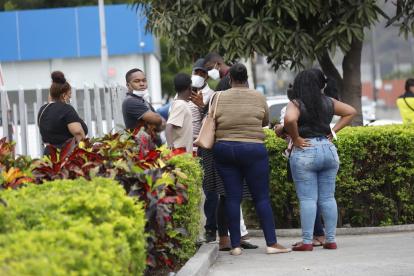 Al instituto forense también llegó la actual pareja del deportista. La chica estaba acompañada de sus familiares, quienes colocaron la denuncia por la muerte de Quiñónez.