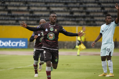 El colombiano Murillo anotó luego de fallar un penal ante Galíndez. Marcó de rebote.