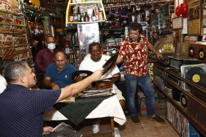 Dinamismo. Los miembros nuevamente volverán a sonar los clásicos de los 80 y 90 hoy, en los exteriores del bar La Taberna, en el cerro Santa Ana.