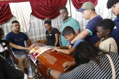 Allegados y familiares lloraron a Álex por algunas horas en las calles Sedalana entre Carchi y Tulcán, al sur de Guayaquil.