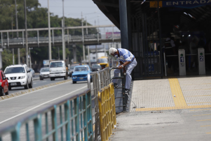 Alberto Moya se salta las barandas que dividen la estación de la Metrovía de la calle, cerca de un centro comercial, en plena avenida 25 de Julio, aun cuando a menos de 50 metros hay un paso peatonal. El tramo es uno de las más concurridos de la ciudad, por estar allí también ubicados un hospital y otras tres plazas comerciales. Moya reconoce el riesgo al que se enfrenta, pero defiende no usar el paso por los delitos que en él se cometen.