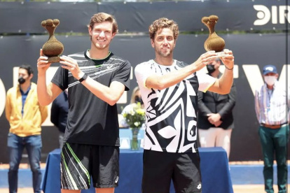 Quiróz (d) junto a Jarry como monarcas del torneo de Bogotá.