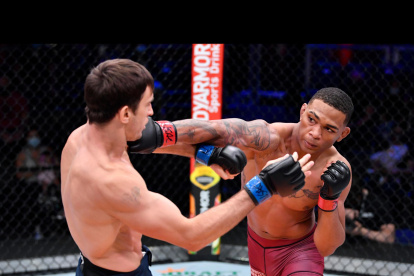 Con 22 años, Morales (d) logró ascender a la UFC el pasado 21 de septiembre.