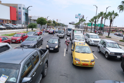 Desorden. En los semáforos de varias avenidas de la ciudad hay informales que obstaculizan el tránsito.
