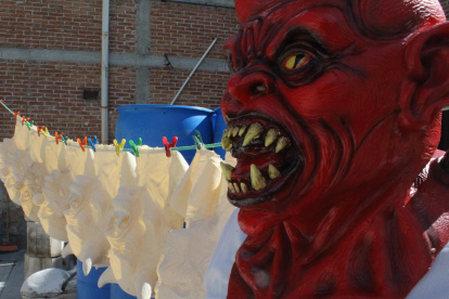 Fotografía de una máscara farbicada en el taller Mastermanía para Día de Muertos, hoy, en el estado de Puebla (México).
