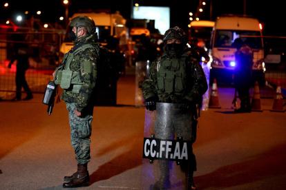 Imagen de archivo de varios militares que llegan para custodiar una cárcel en Latacunga (Ecuador).