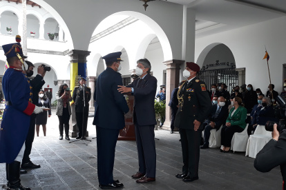 Acto. El presidente Guillermo Lasso impuso una condecoración a un oficial militar.