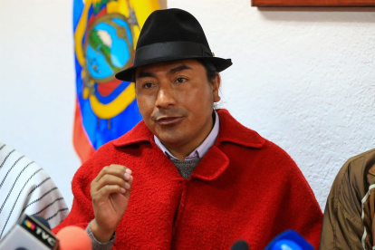 El presidente de la Confederación de Nacionalidades Indígenas de Ecuador (Conaie), Leonidas Iza, habla durante una rueda de prensa hoy, en Quito (Ecuador).
