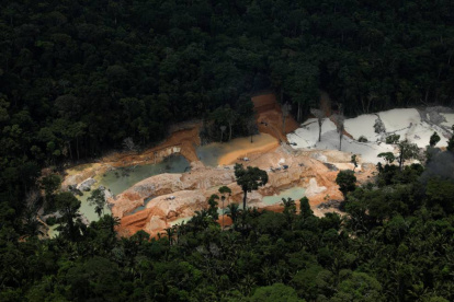 La amazonía es asediada por la minería legal e ilegal en Brasil.