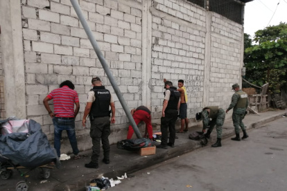 Policías y militares efectúan operativos permanentes, en el marco del estado de excepción. Aquí haciendo un registro de ciudadanos.