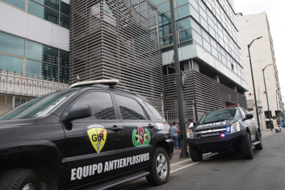 Personal Antiexplosivo de la Policía acudió a la Corte de Guayaquil para registrar todo el edificio.