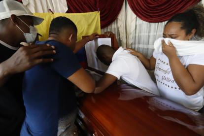 El cuerpo del velocista Álex Quiñónez fue velado momentáneamente en su domicilio de Guayaquil. Familiares y amigos lo despidieron entre lágrimas