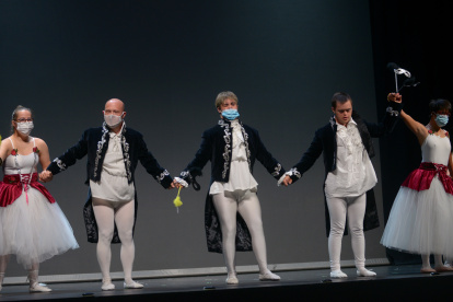 Miembros de la compañía Danza Down Elías Lafuente, en una actuación.