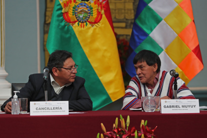 El secretario técnico del Filac, el colombiano Gabriel Muyuy (d), y el vicecanciller boliviano, Freddy Mamani Machaca, presentan la decimoquinta Asamblea General del Fondo para el Desarrollo de los Pueblos Indígenas de América Latina y el Caribe (Filac), hoy, en La Paz (Bolivia). Los efectos de la pandemia de la covid-19 y el desplazamiento de los pueblos originarios fuera de sus territorios serán motivo de análisis en la decimoquinta Asamblea General del Fondo para el Desarrollo de los Pueblos Indígenas de América Latina y el Caribe (Filac) que se celebrará en Bolivia esta semana. EFE/ Martin Alipaz