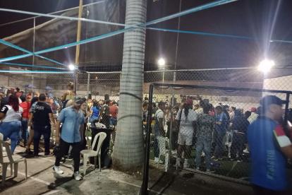 La reunión convocó cientos de farreros, muchs de los cuales se esfumaron apenas llegó la Policía.