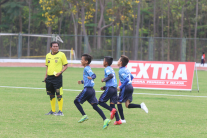 Una legión de árbitros son los encargados de imponer ley a cada jugada del torneo entre las categorías Sub-6 y Sub-16.
