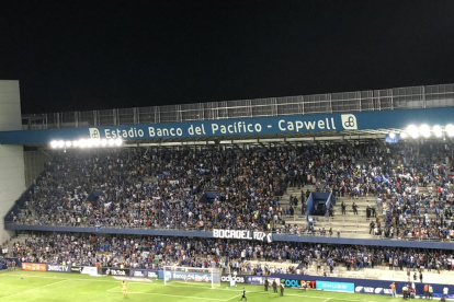 El partido entre Emelec y Barcelona se detuvo cuatro minutos por los incidentes entre los barristas de la Boca del Pozo.