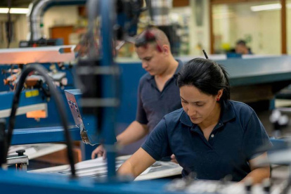 MUJERES OBRERAS EN PLANTA INDUSTRIAL O FÁBRICA |