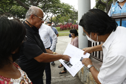 Reunión. Vecinos observan detalles de la obra, de la que sugirieron sea más alta e incluya más protección.