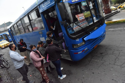 Servicio. Los transportistas en Quito declinaron la paralización del servicio.