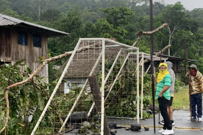 Uno de los tramos de la vía  la vía Puyo-Macas amanecía bloqueada en el sector Tsuraku.