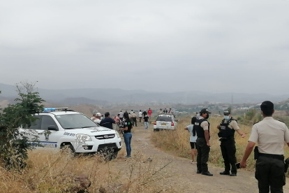 La Policía está presente en el sitio donde abandonaron a la víctima.