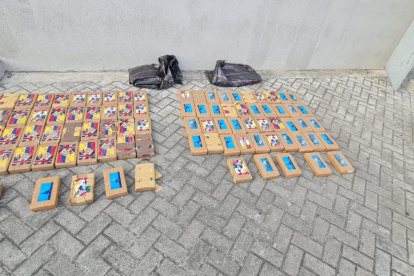 Noventa paquetes de corhidrato de cocaína fueron descubiertos en una camioneta que circulaba por esta zona periférica de Guayaquil