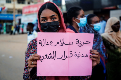 "Paz, justicia, civilización piden los manifestantes.