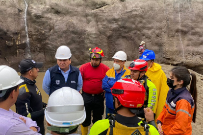 Funcionarios y técnicos de varias instituciones se encuentran en la zona trabajando en la búsqueda de los desaparecidos.