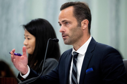 El vicepresidente para EE.UU. de TikTok, Michael Beckerman (d), y la vicepresidenta para Política Global de Snap (propietaria de Snapchat), Jennifer Stout, participan en una audiencia en el Senado de EE.UU., este 26 de octubre de 2021.