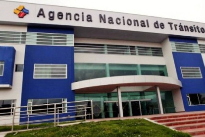 La matriz de la ANT en Quito. El sistema informático de la entidad fue atacada el jueves 21 y los trámites quedaron interrumpidos.
