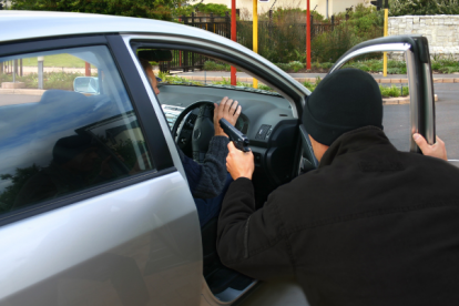 En el secuestro exprés obligan a la persona a sacar dinero de las tarjetas de débito y crédito.