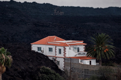 Esta casa levantada hace 40 años en Los Campitos, en la isla de La Palma, sigue en pie ante la arremetida de la lava del volcán./ Ángel Medina G. / EFE