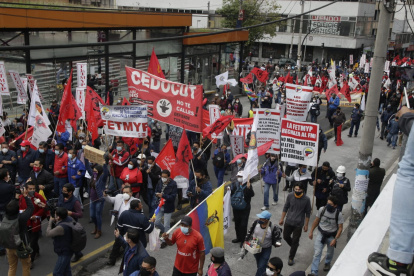 Protesta. Cientos de manifestantes marcharon la tarde de este martes por la avenida 10 de Agosto de Quito.