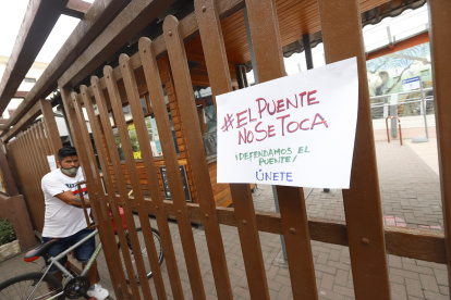 Acción. A la entrada del puente peatonal a Santay se ha pegado un letrero pidiendo que no lo saquen.