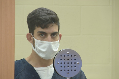 Ali Abulaban, el tiktoker rompió en llanto tras escuchar los cargos del fiscal.