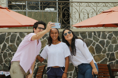 La joven de 19 años era muy requerida para selfies y firma de autógrafos en el Club Nacional.