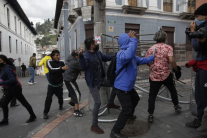 Daños. Manifestantes destruyen vallas y se enfrentan con piedras a la policía.