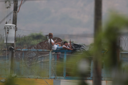 Supervisión. Internos se encargan de alertar de los movimientos que se registran en los exteriores del centro de reclusión. Muestran comodidad en sus puestos asignados.